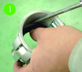 Lắp tua vít đầu dẹt hoặc dụng cụ tương tự giữa thân chính và gioăng.